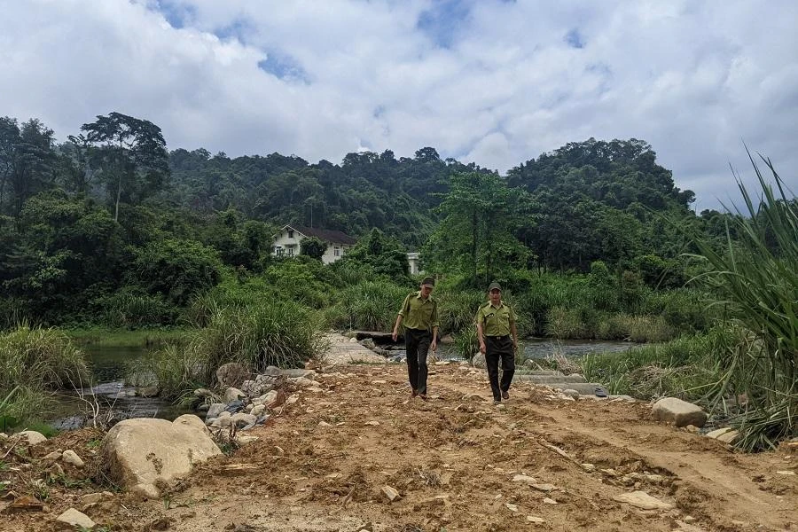 Đường công vụ bị hư hỏng. Ảnh: NGUYỄN DO