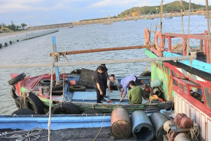 Lực lượng chức năng kiểm tra tàu chở dầu không rõ nguồn gốc. Ảnh: CAQB Lực lượng chức năng kiểm tra tàu chở dầu không rõ nguồn gốc. Ảnh: CAQB