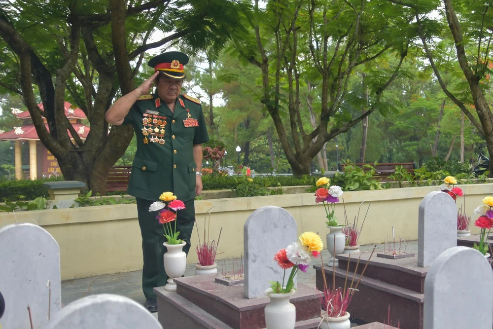 Trung tướng Đoàn Sinh Hưởng, nguyên Tư lệnh Quân khu 4 đến dâng hương tại nghĩa trang vào sáng 20-7. Ban Quản lý Nghĩa trang liệt sĩ quốc gia Trường Sơn cho biết, những ngày tháng 7 này, để tri ân những anh hùng đã ngã xuống, mỗi ngày có hàng ngàn lượt người đến viếng. Ảnh: NGUYỄN DO