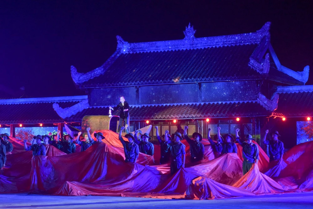 Phần "Máu và hoa" - tái hiện quá khứ hào hùng bi tráng, khơi gợi khát vọng hòa bình được ấp ủ và tỏa sáng ngay giữa cuộc chiến.