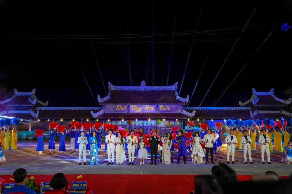 Chương trình nghệ thuật "Khát vọng hòa bình" có ba phần Máu và hoa", “màu hòa bình” và “khúc thanh ca”.