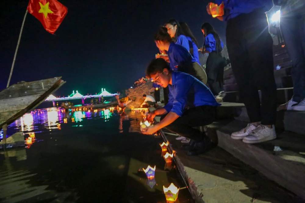 Hoa đăng được thả xuống dòng sông Thạch Hãn.