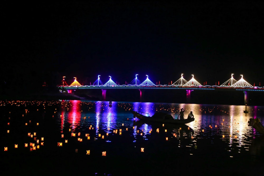 Những ngọn hoa đăng sáng lấp lánh mặt sông Thạch Hãn.