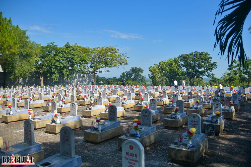 Đây là nơi an táng liệt sĩ thuộc bộ đội chủ lực, bộ đội địa phương, dân quân du kích và thanh niên xung phong đã từng chiến đấu, phục vụ chiến đấu trên mặt trận Đường 9 và trên đất Lào trong suốt cuộc kháng chiến chống Mỹ. Ảnh: NGUYỄN DO