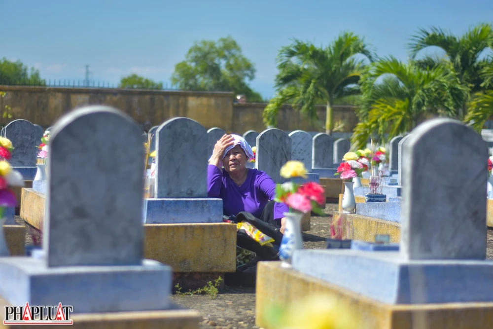 Bà Thuận kể, cưới nhau chưa được một tuần thì chồng là Nguyễn Văn Bảo lên đường đi kháng chiến. Trong suốt thời gian đó, những tình cảm của họ nhắn gửi chỉ qua từng lá thư. Sau khi hi sinh, hơn 20 năm trước, họ mới tìm thấy phần mộ của chồng được an táng tại Nghĩa trang Đường 9. Ảnh: NGUYỄN DO