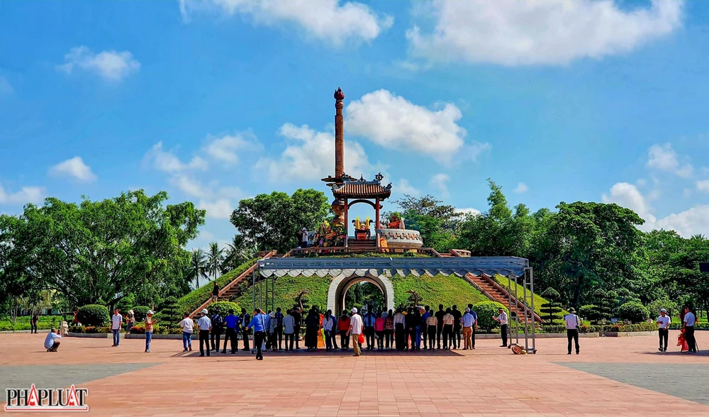 Những ngày này, tại Thành cổ Quảng Trị, Nghĩa trang liệt sĩ quốc gia Trường Sơn và 70 nghĩa trang khác tại Quảng Trị cũng đón nhận các thân nhân, đồng đội và người dân đến thăm viếng dâng hương. Ảnh: NGUYỄN DO