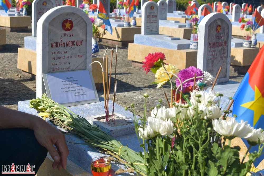 "Giữa Quý và Quỳ có thể do quá trình thu thập thông tin liệt sĩ, từ đó đến nay, năm nào tôi cũng vào nghĩa trang đường 9 để thắp hương cho anh trai mình" - anh Giao nói. "Lần này đúng dịp 50 ngày anh hi sinh, tôi có viết đôi câu thơ để tặng anh: Tháng 9-72 Anh nằm lại 50 năm rồi đấy Anh ơi Mong Anh yên nghỉ bên đồng đội Giọt máu lưu danh mãi muôn đời".