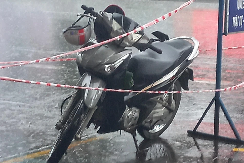 Chiếc xe máy của đối tượng Ngô Văn Quốc để lại trước cửa tiệm vàng ở chợ Đông Ba.