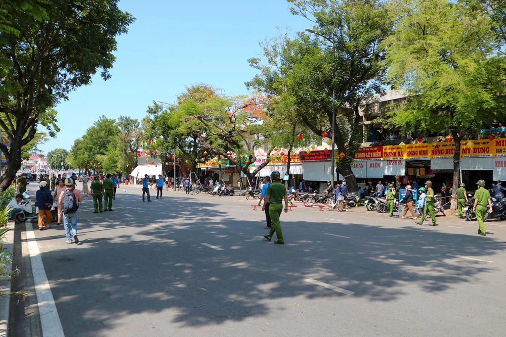 Lúc này, đối tượng có biểu hiện kích động, muốn… tự vẫn. Đại tá Phạm Văn Toàn- Trưởng phòng Cảnh sát hình sự và một số đồng chí khác trực tiếp tiếp cận, trò chuyện và thuyết phục đối tượng; tuy nhiên đối tượng đã yêu cầu được nói chuyện với Đại tá Đặng Ngọc Sơn- Phó Giám đốc Công an tỉnh.
