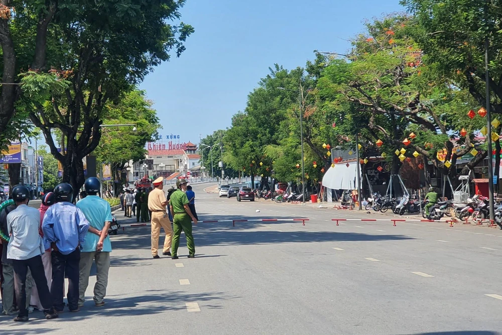 Lực lượng chức năng phong tỏa hiện trường. Ảnh: N.D