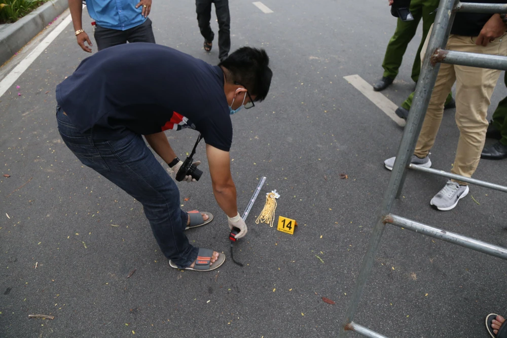 Vàng được đối tượng vứt lại trên đường.