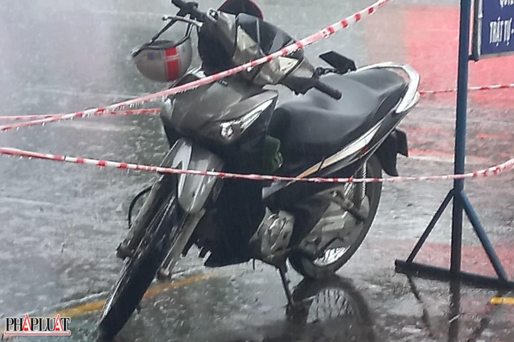 Xe nghi phạm để lại hiện trường. Ảnh: N.D