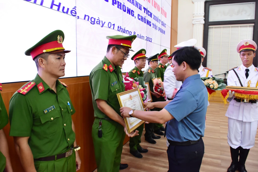 Ông Nguyễn Văn Phương, Chủ tịch UBND tỉnh Thừa Thiên - Huế, trao bằng khen cho các tập thể, cá nhân.