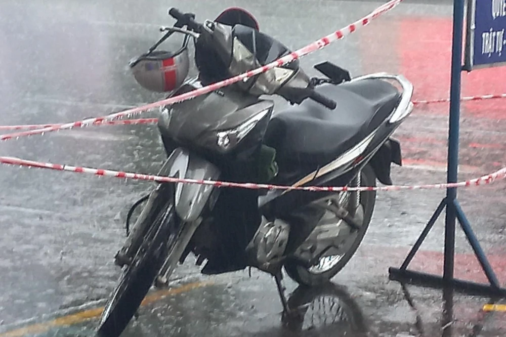 Chiếc xe nghi phạm bỏ lại ở hiện trường.