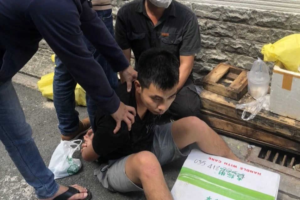 Ngô Quốc Hùng bị bắt khi nhận tám bánh heroin. Ảnh: MẠNH HÙNG