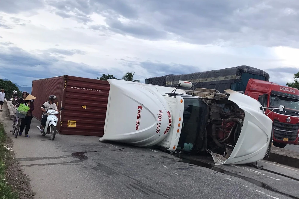 Xe ô tô được điều tiết sang làn đường ngược chiều. Ảnh: ND