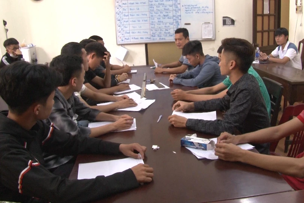 Công an làm việc với nhóm của Võ Ngọc Huy Hoàng. Ảnh: CA