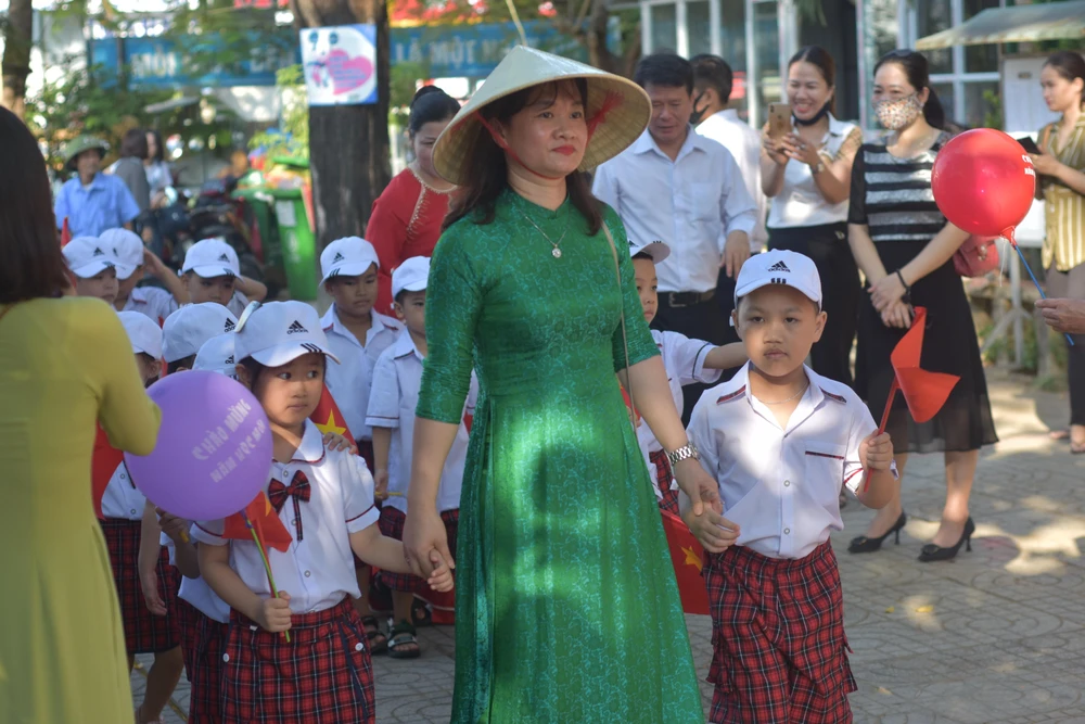 Cô giáo trường Tiểu học Hùng Vương đón các em học sinh lớp 1 vào trường. Ảnh: N.DO
