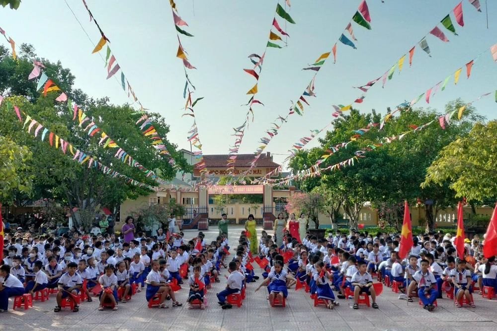 Học sinh trường Tiểu học thị trấn Ái Tử (huyện Triệu Phong) vui tươi trong ngày khai giảng. Ảnh: B.TRÂM
