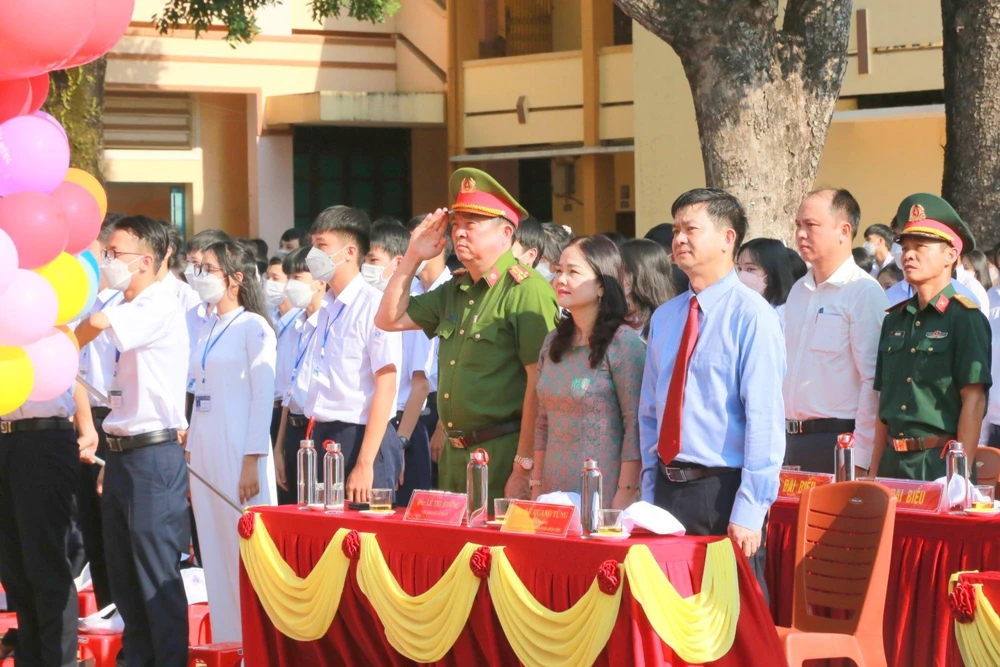 Ông Lê Quang Tùng - Bí thư tỉnh Ủy Quảng Trị, bà Lê Thị Hương - Giám đốc sở GD&amp;ĐT tỉnh Quảng Trị dự lễ khai giảng tại Trường THPT TX Quảng Trị. Ảnh: B.TRÂM
