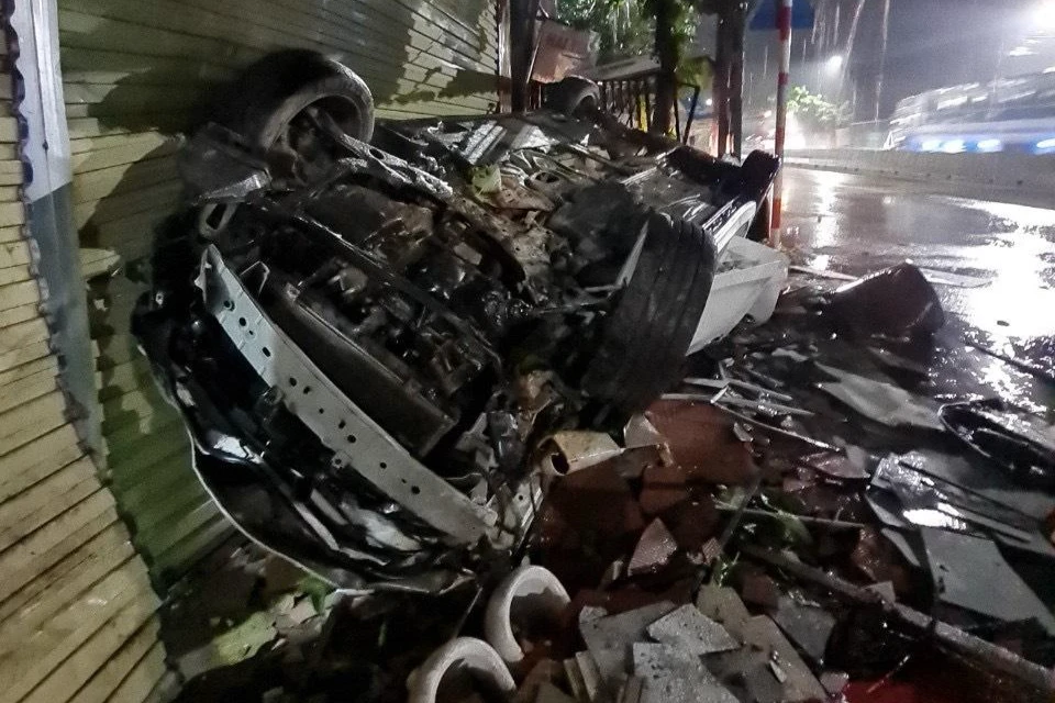 Chiếc xe ô tô biến dạng. Ảnh: B. TRÂM Chiếc xe ô tô biến dạng. Ảnh: B. TRÂM