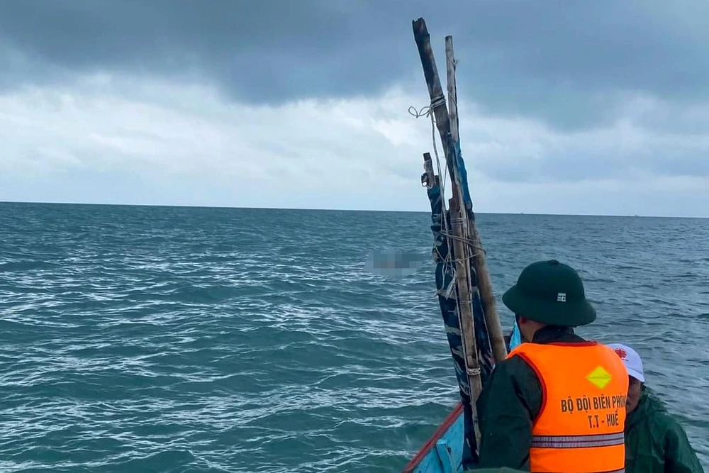 Thi thể một người đàn ông trôi dạt trên biển. Ảnh: B.TRÂM