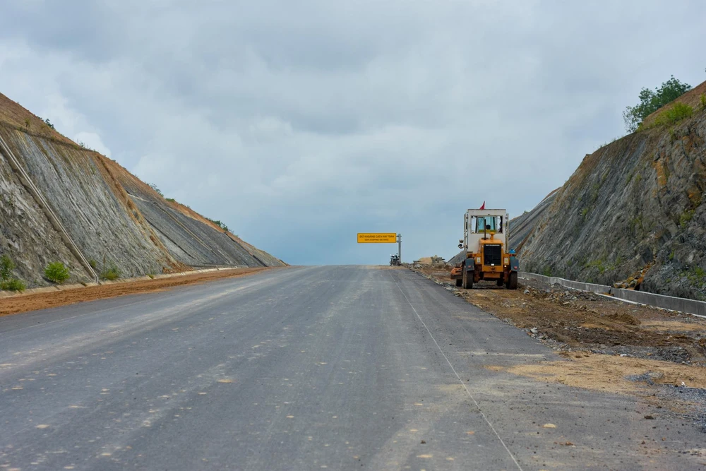 Các đơn vị thi công trên tuyến đường vào chiều 8-9. Ảnh: NGUYỄN DO