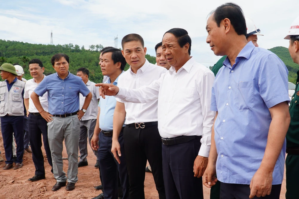 Phó Thủ tướng Chính phủ Lê Văn Thành kiểm tra trên tuyến cao tốc Cam Lộ - La Sơn. Ảnh: NGỌC MINH