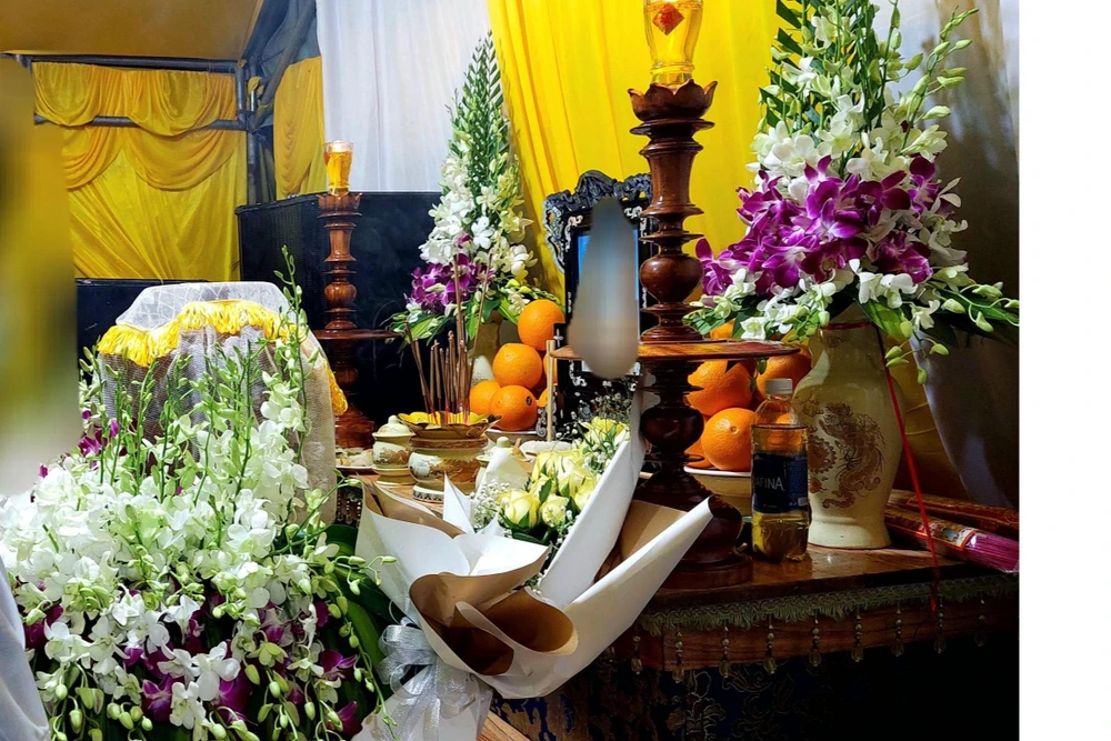 Gia đình tổ chức tang lễ cho cháu bé.