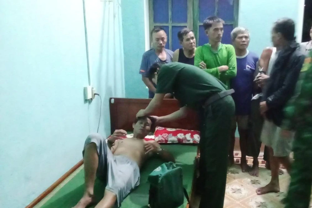 Ngư dân được đưa vào bờ an toàn. Ảnh: BPQT