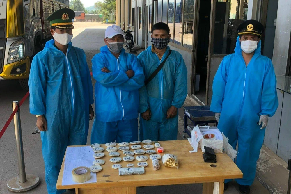 Số vàng, bạc, đô la Mỹ được lực lượng Biên phòng Cửa khẩu Lao Bảo và Chi cục Hải quan cửa khẩu Lao Bảo phối hợp bắt giữ. Ảnh: CA cung cấp