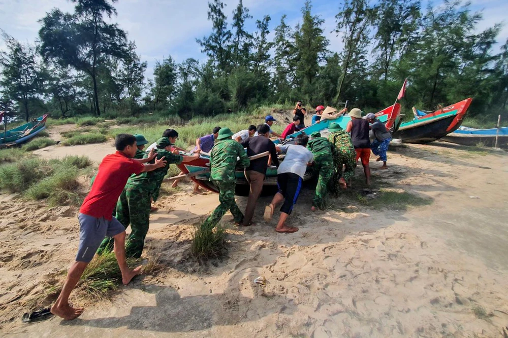Lực lượng biên phòng cùng người dân tại thôn 5, xã Gio Hải, huyện Gio Linh đưa thuyền vào những nơi cao để tránh bão.