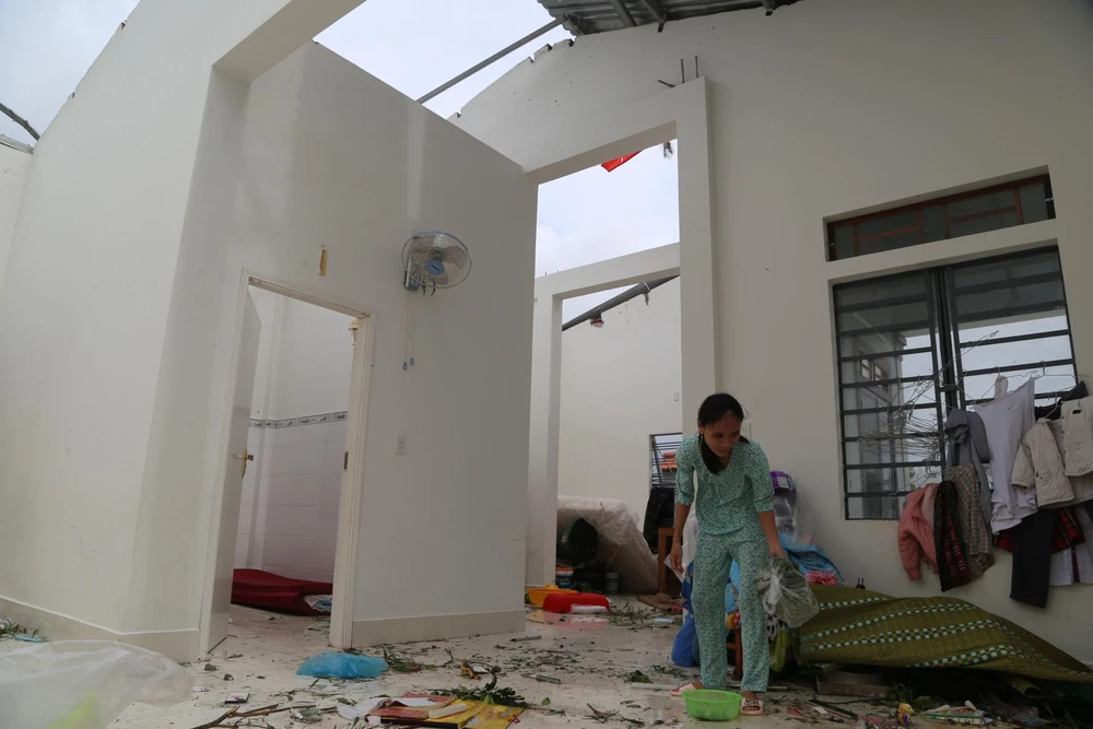 Chị Nguyễn Thị Mắm đang thu dọn lại căn nhà. Ảnh: NGUYỄN DO