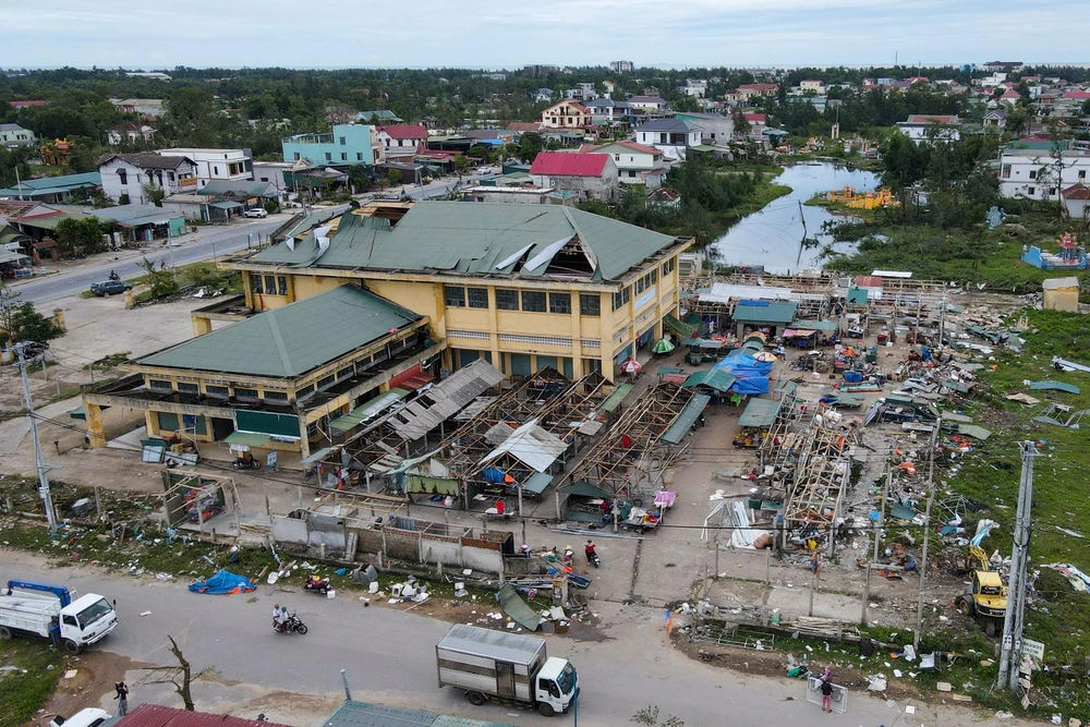 Khu chợ đổ nát khi cơn lốc quét qua.