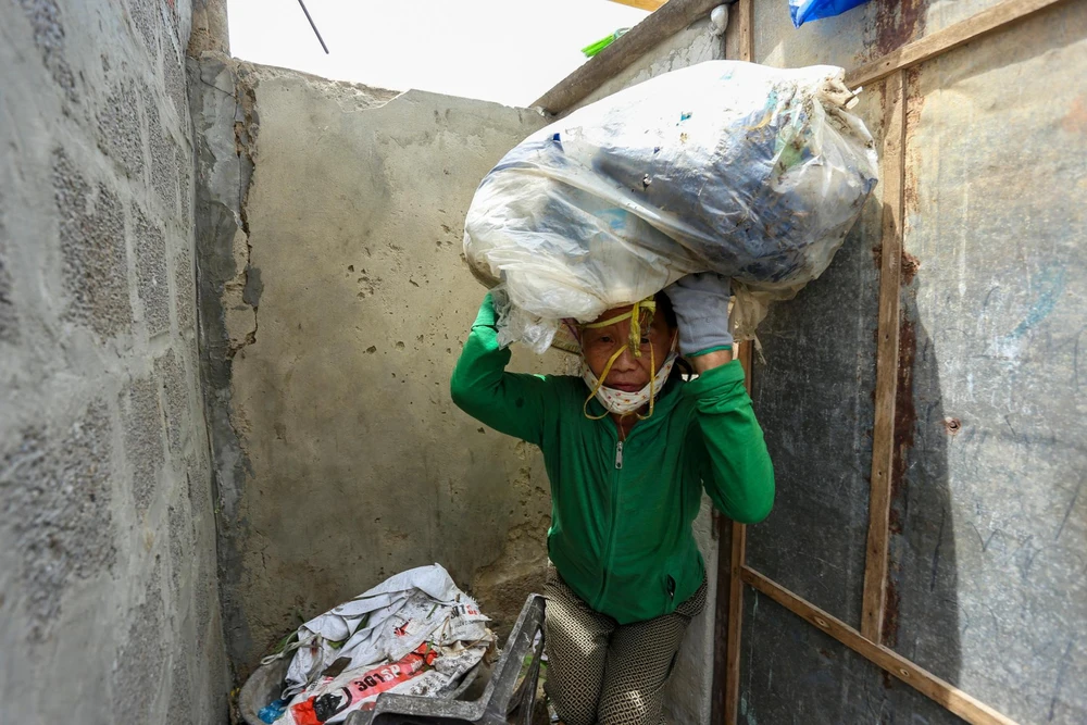 Bà Bùi Thị Bốn (63 tuổi) kể lại giây phút lấy bao che lên đầu khi cơn lốc quét qua. "Lần đầu tiên tôi chứng kiến một cơn gió mạnh như vậy" - bà Bốn nói.