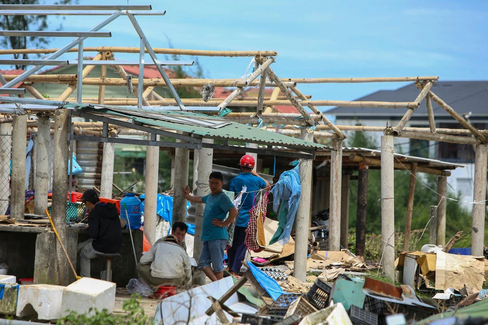 Trong ngày 29-9, nhiều gia đình tiến hành sửa chữa các căn nhà, ki ốt để ổn định cuộc sống và có thể sớm buôn bán trở lại.