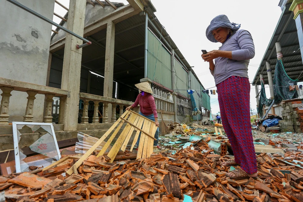 Nhiều người dân vẫn chưa hết bàng hoàng khi kể lại giây phút cơn lốc quét qua.