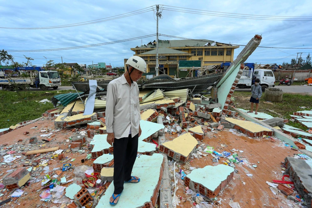 Căn nhà của chị Nguyễn Thị Hiền thuê bán tạp hóa bị đổ sập hoàn toàn. Bức tường đổ khiến chị Hiền cùng 3 người con bị thương, phải nhập viện cấp cứu. Chỉ trong 5 phút, căn nhà bị san phẳng, tất cả tài sản vùi trong đống đổ nát.