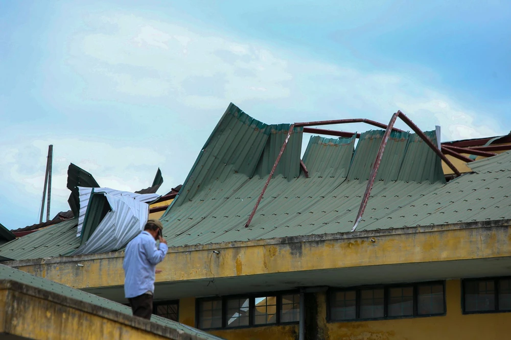 Mái tôn của chợ Cửa Việt bị hư hỏng rất nặng.