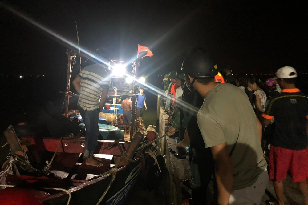 Chín ngư dân được đưa vào bờ. Ảnh: B.T