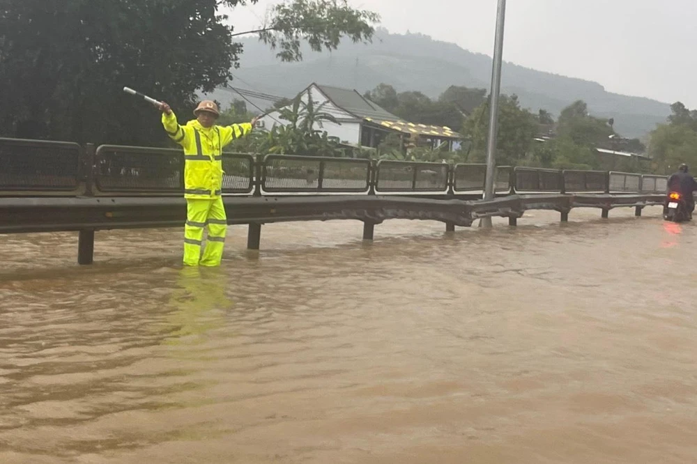 Mưa to khiến nhiều tuyến đường ở Thừa Thiên - Huế bị ngập.