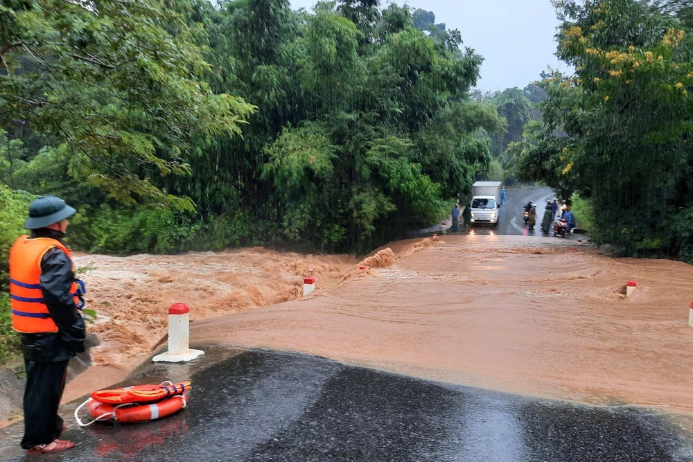 Các chiến sĩ Đồn Biên phòng Ba Tầng chốt chặn tại các tràn bị ngập sâu.
