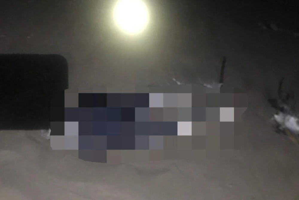 Lực lượng chức năng thông báo tìm người nhà cho thi thể vừa được phát hiện bên bờ biển.