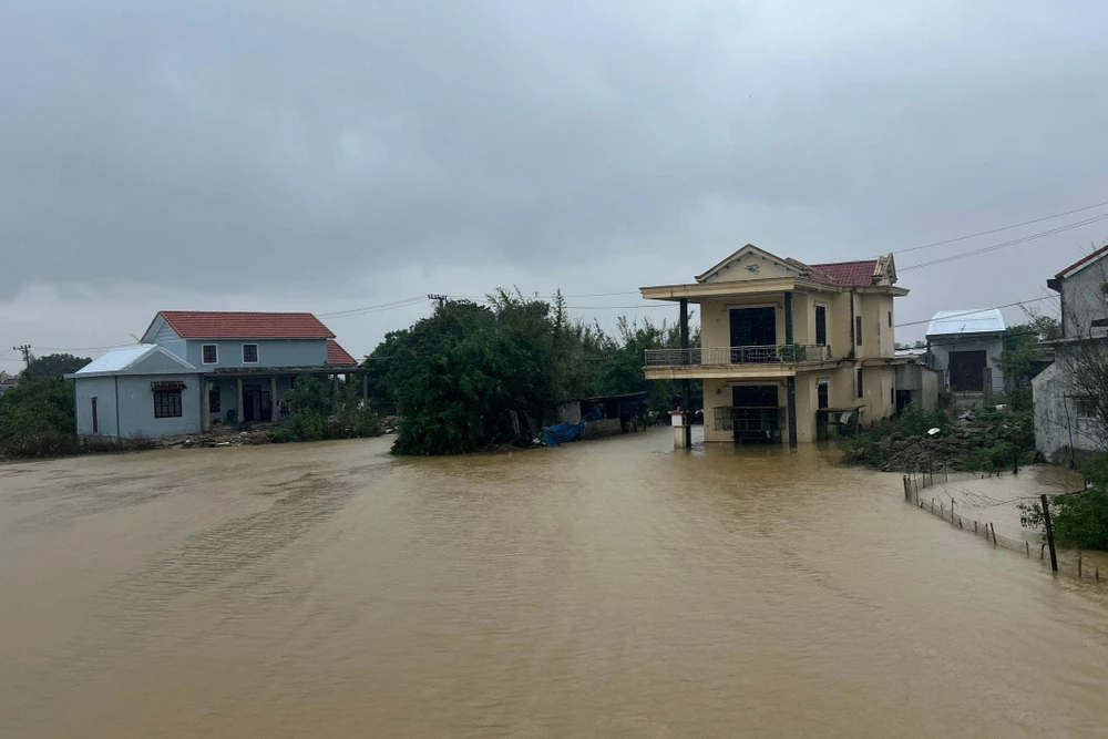 Ngày 14-10, mưa lớn, các hồ thủy điện tăng cường mức điều tiết nước khiến nhiều vùng trũng ở tỉnh Thừa Thiên - Huế xuất hiện ngập lụt.