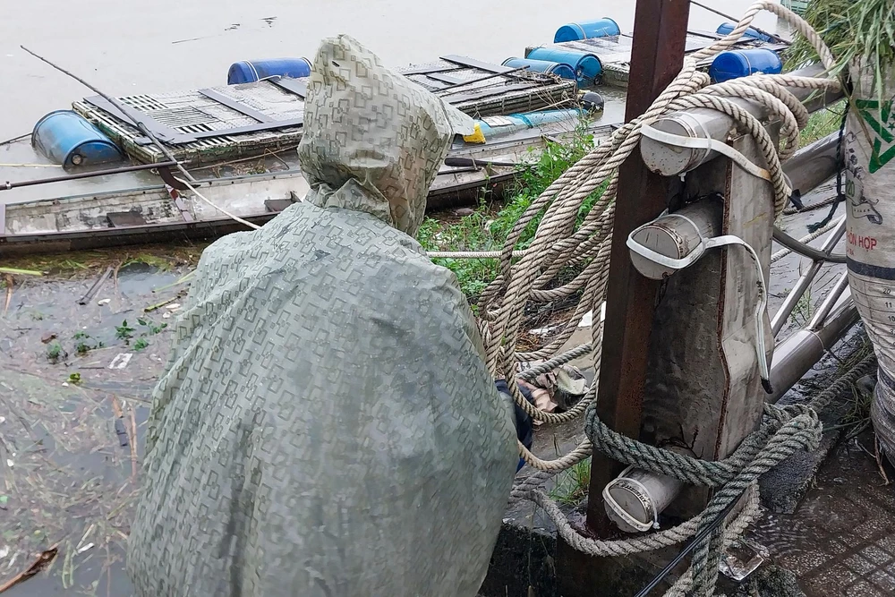 Mọi công việc neo các lồng bè được người dân thực hiện khẩn trương.