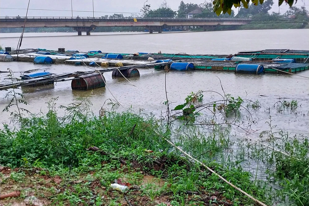 Theo đó vận hành điều tiết hồ thủy điện Hương Điền qua tràn và tuabin với lưu lượng tăng dần tránh đột biến khoảng từ 1.100-1.500m3/s; hồ thủy điện Bình Điền từ 900-1.200m3/s. Việc điều tiết khiến mực nước vùng hạ du sông Bồ, sông Hương đang dâng.