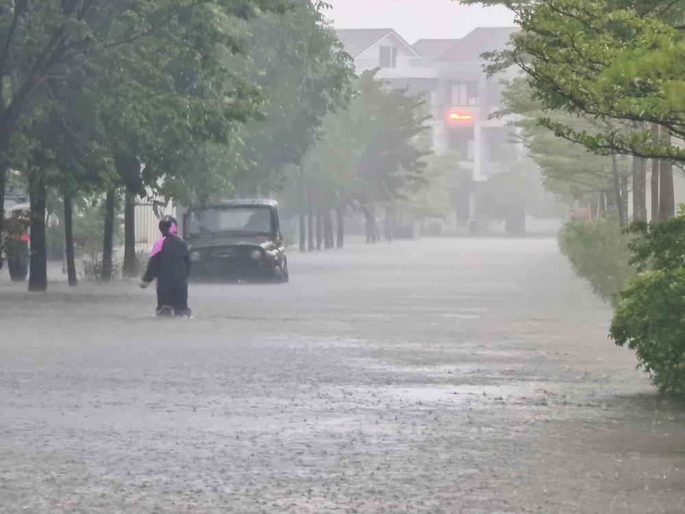 Nhiều tuyến đường bị ngập sâu.