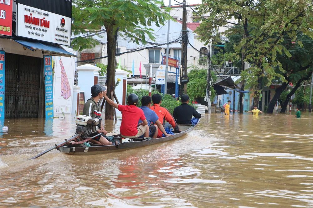 Người dân sử dụng thuyền để di chuyển.