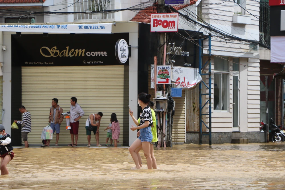 Đến trưa cùng ngày nước lũ có rút dần nhưng rất chậm.