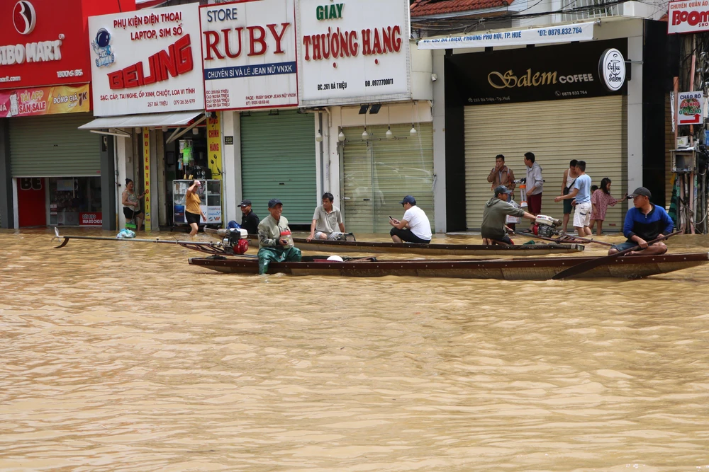 Các thuyền đợi khách bắt để đi lại.